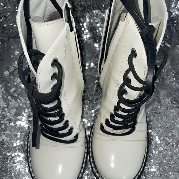 Womens size 9 authentic Louis vuttion boots never worn too big couldn’t return - Picture 4 of 9